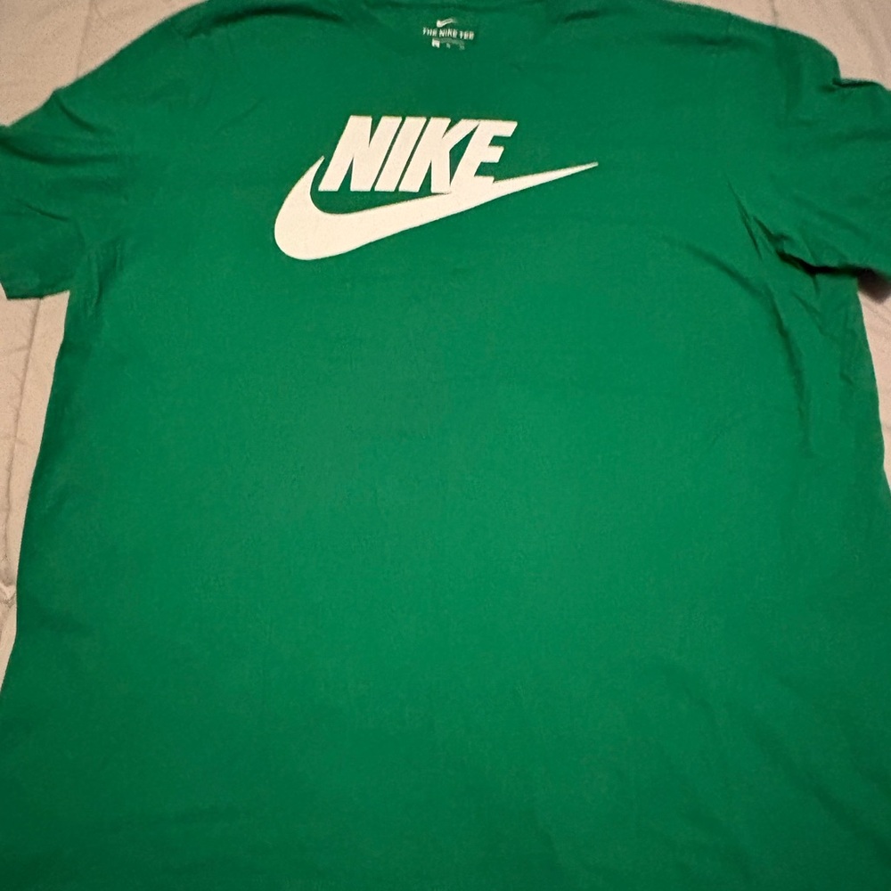 Nike Men’s XL Green Short-Sleeve Tee with White Swoosh